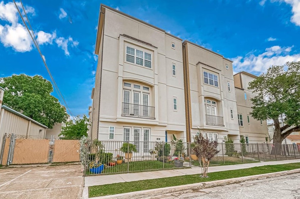 108 Drew St, Houston TX  77006-2001 exterior