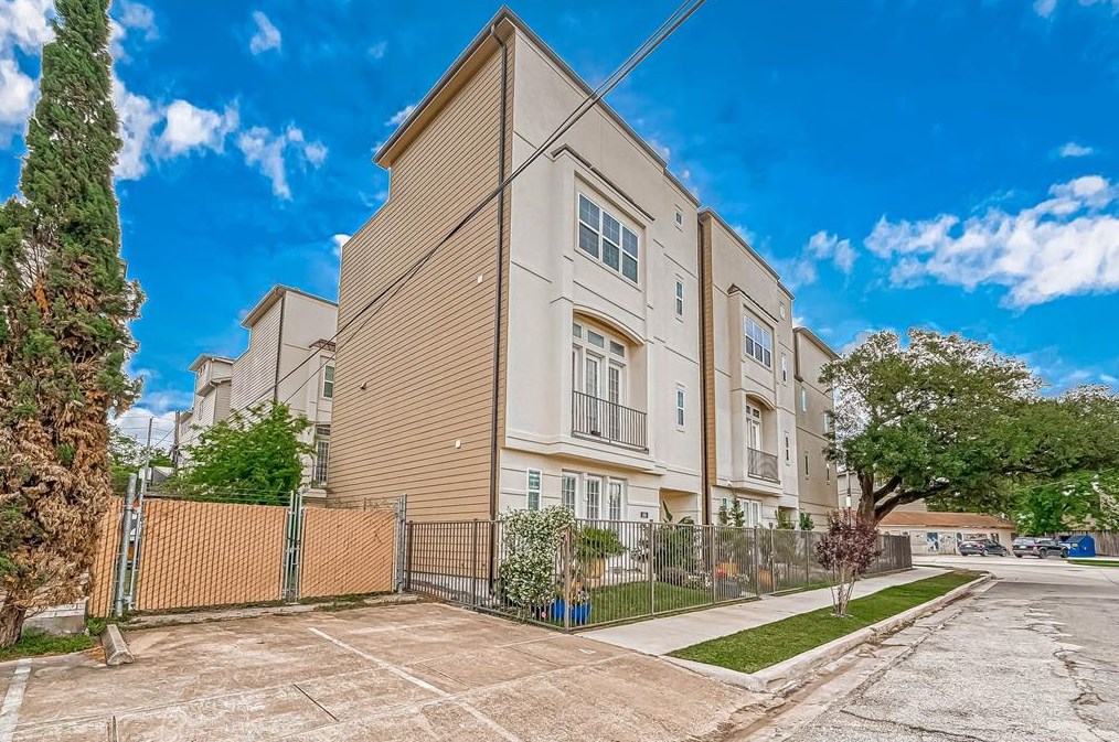 108 Drew St, Houston TX  77006-2001 exterior