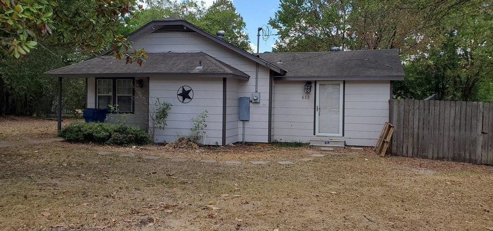613 Mcnair St, White Hall, TX 77868