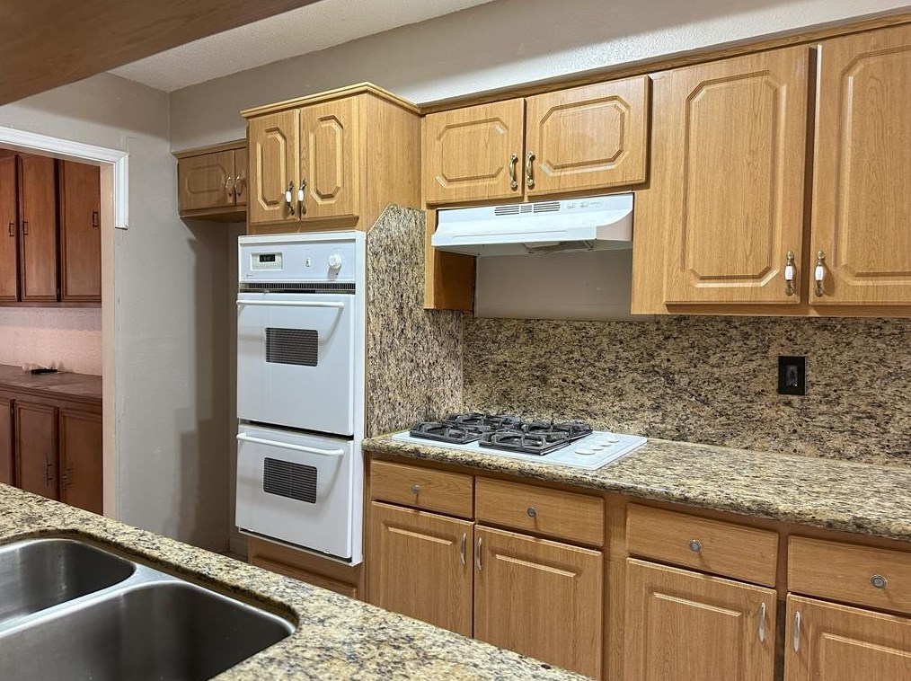 843 Robinwood Dr, Stafford, TX 77477-6422