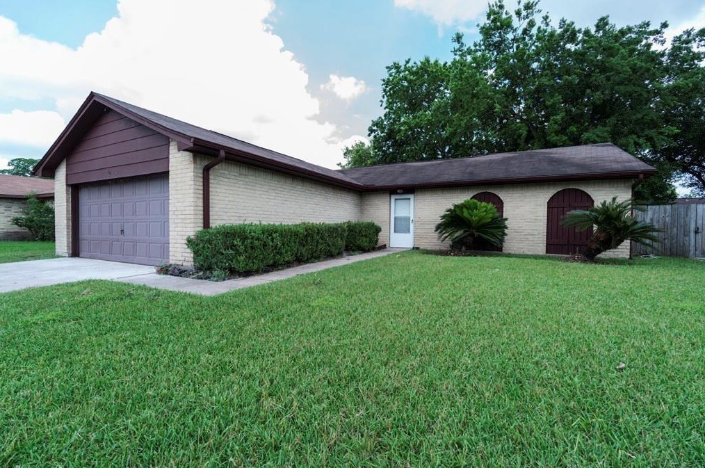 10235 Gulfstream Ln, Sugar Land, TX 77498