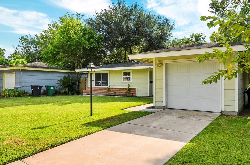 10202 Woodwind Dr, Houston, TX 77025-5437