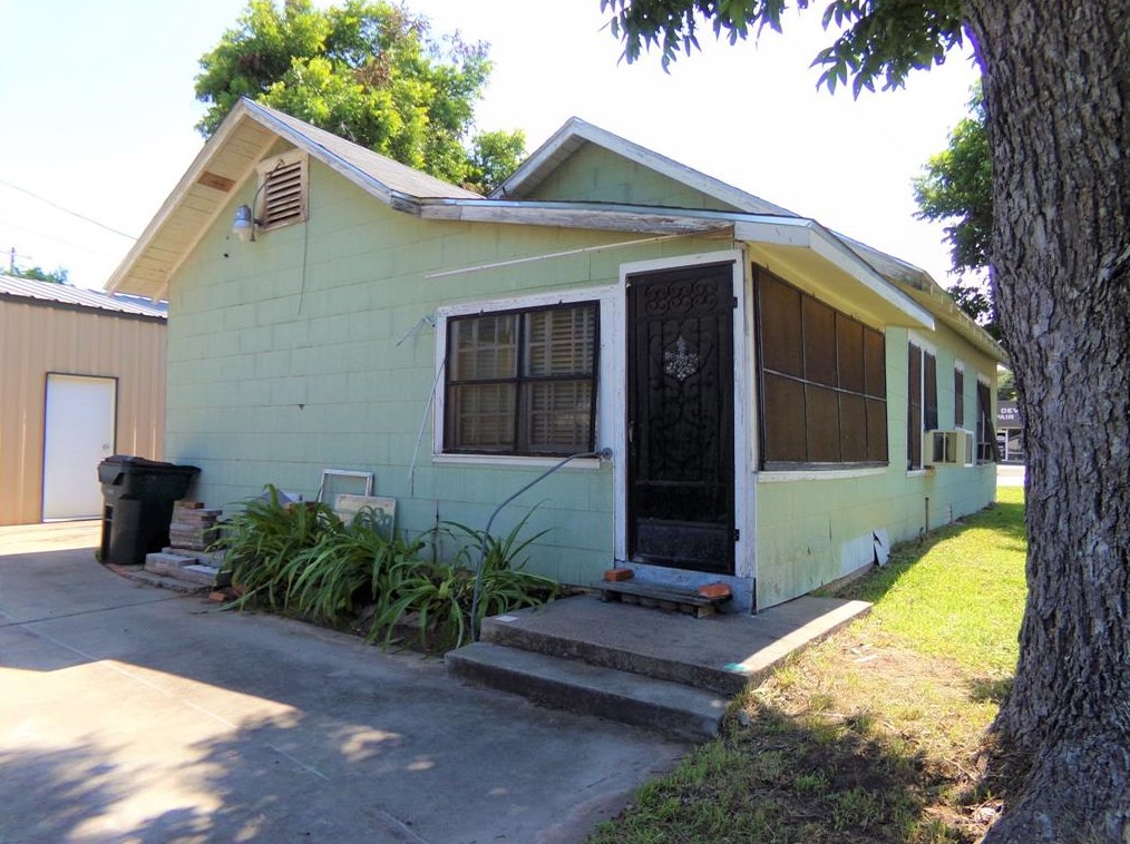 1138 Fannin St, Columbus, TX 78934