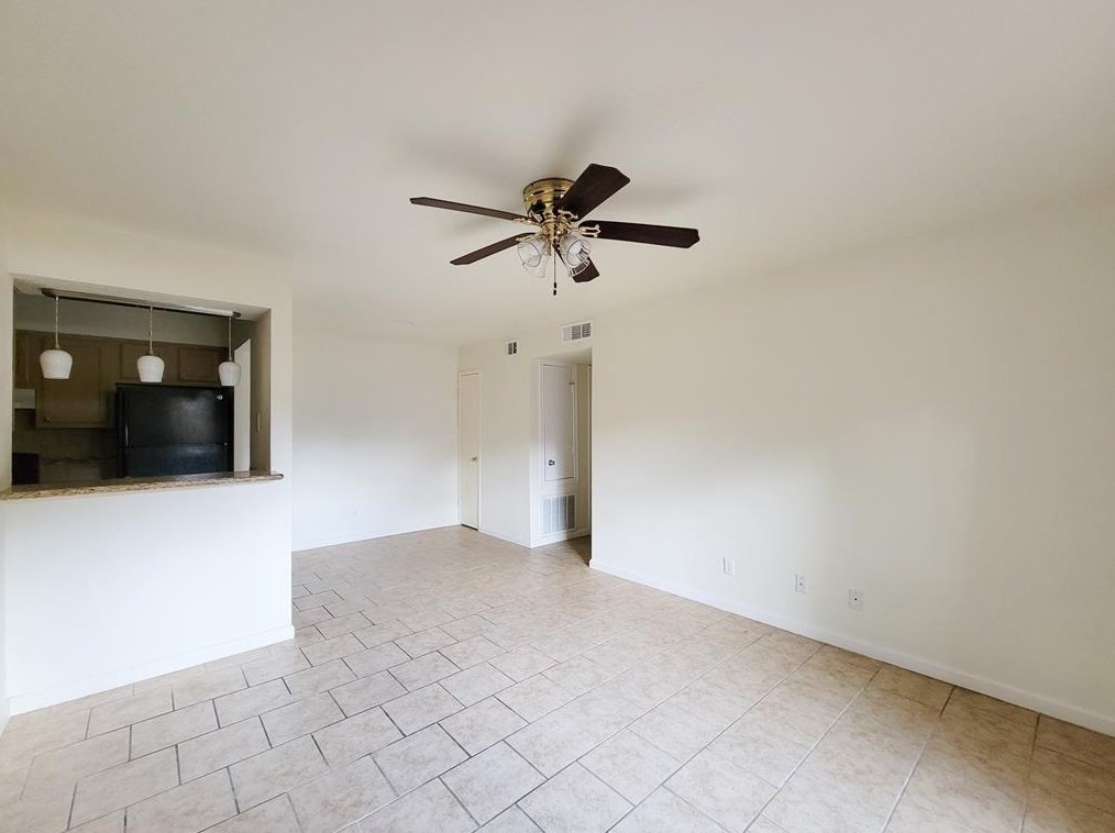 821 E House St #207, Alvin, TX 77511