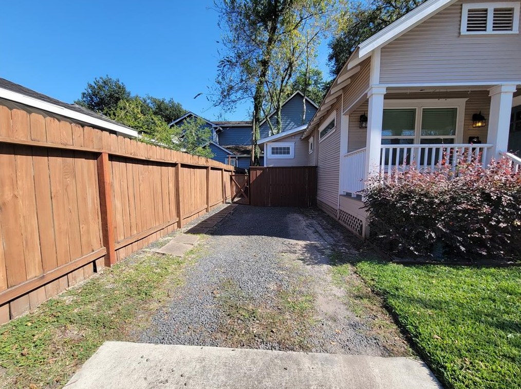 2460 Cortlandt St, Houston TX  77008-2338 exterior