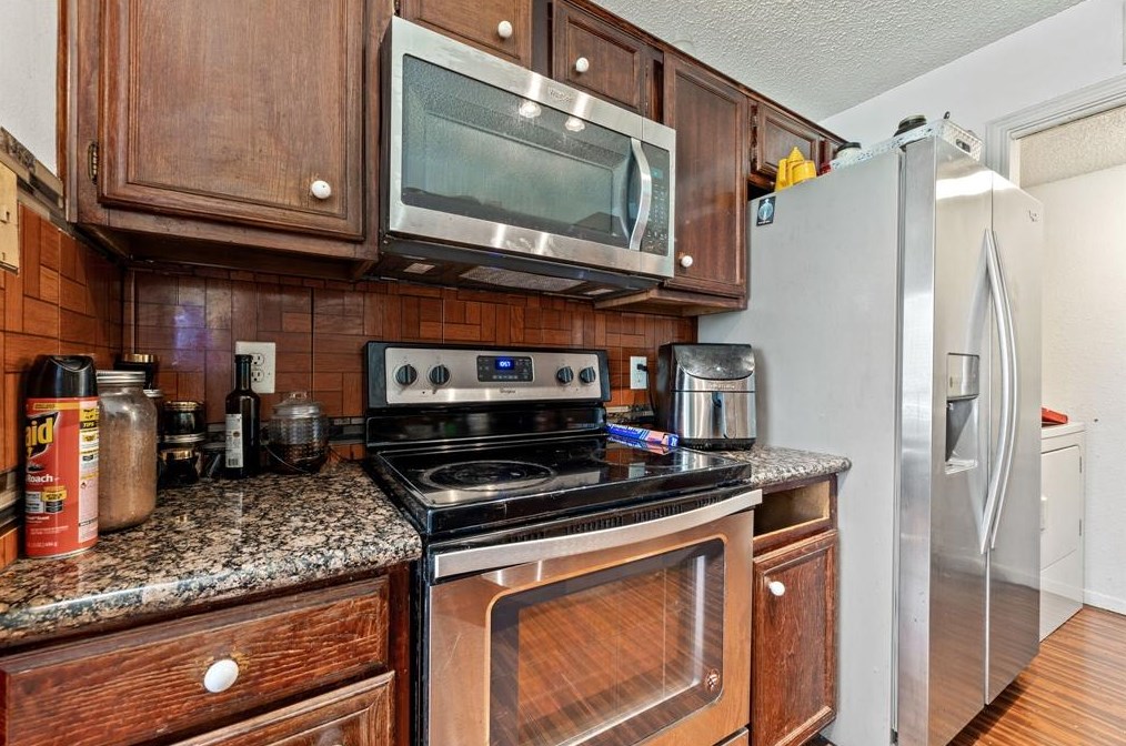 8547 Sands Point Dr, Houston TX  77036-2773 exterior