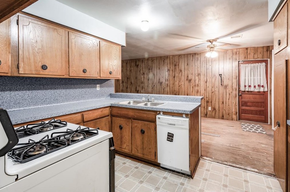 10411 Dunvegan Way, Houston TX  77013-5505 exterior
