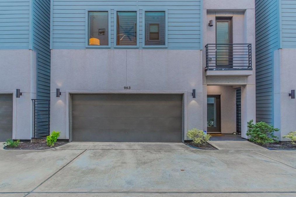 963 Saint Augustine St, Houston, TX 77023-1039