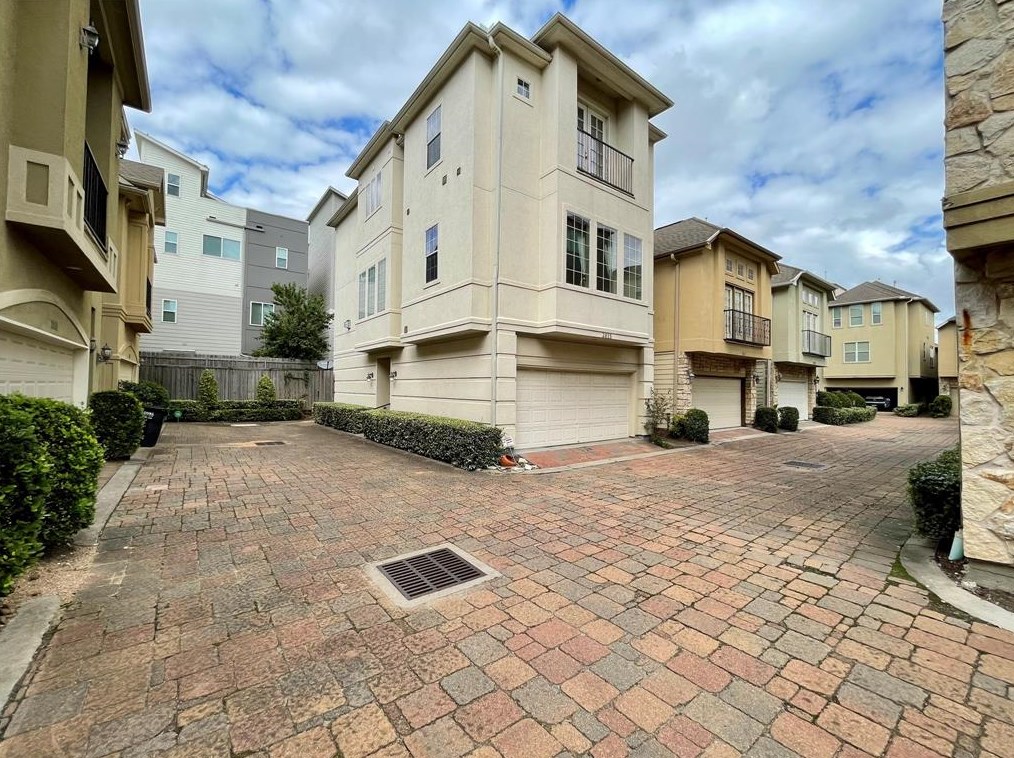 2815 Clinton Dr, Houston, TX 77020