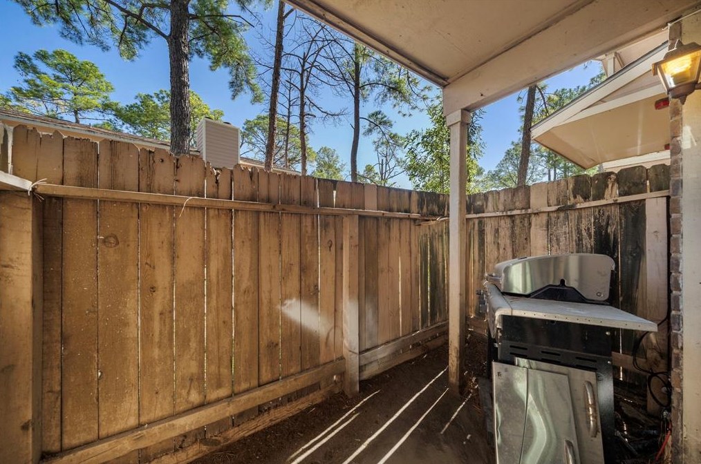 7402 Alabonson Rd, Houston TX  77088-5354 exterior