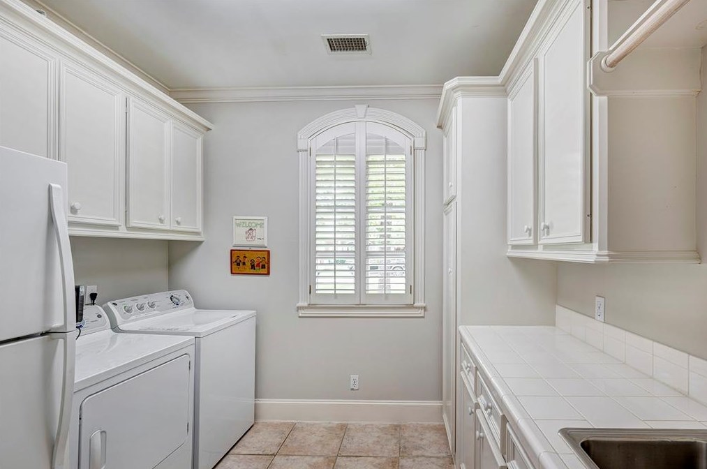 238 Warrenton Dr, Houston TX  77024-6226 exterior
