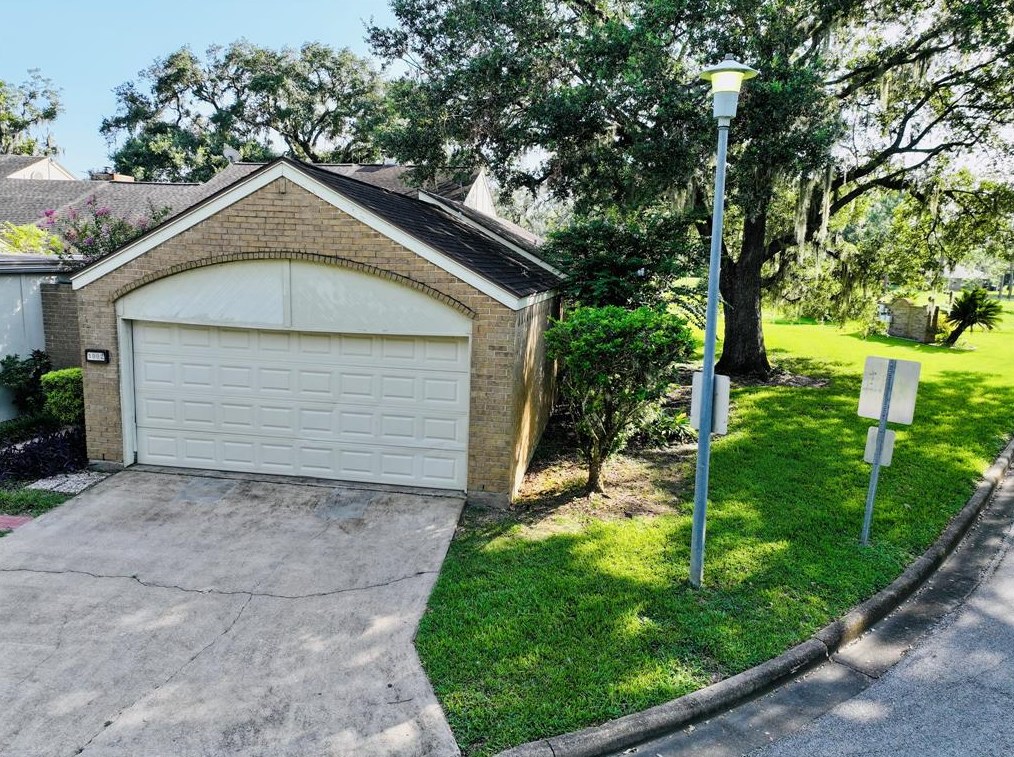 1802 Veranda Dr, West Columbia, TX 77486