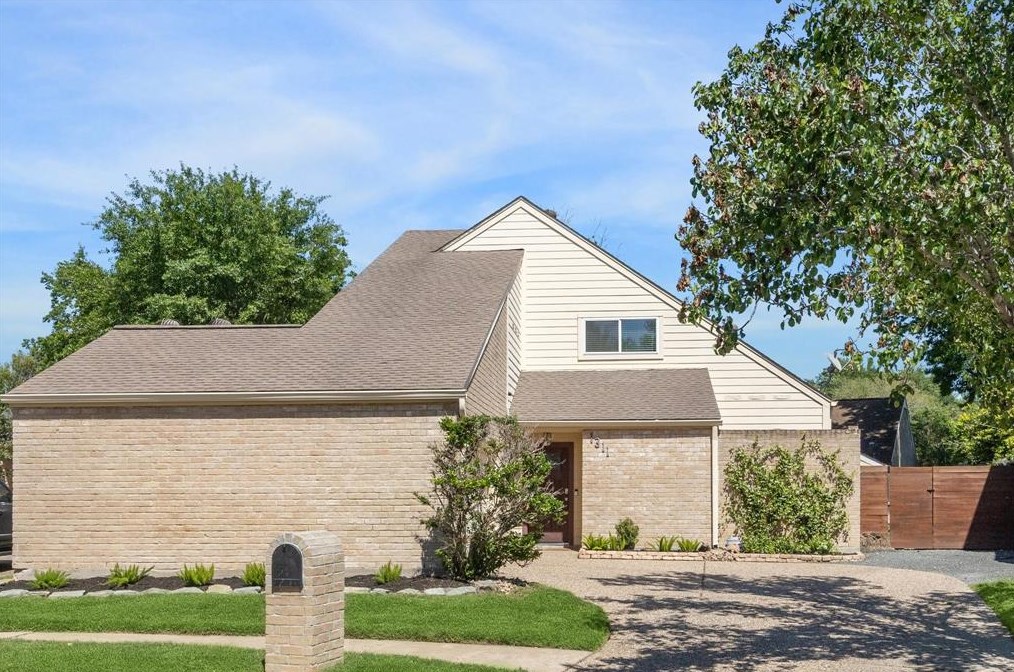 1311 Ambergate Dr, Houston, TX 77077