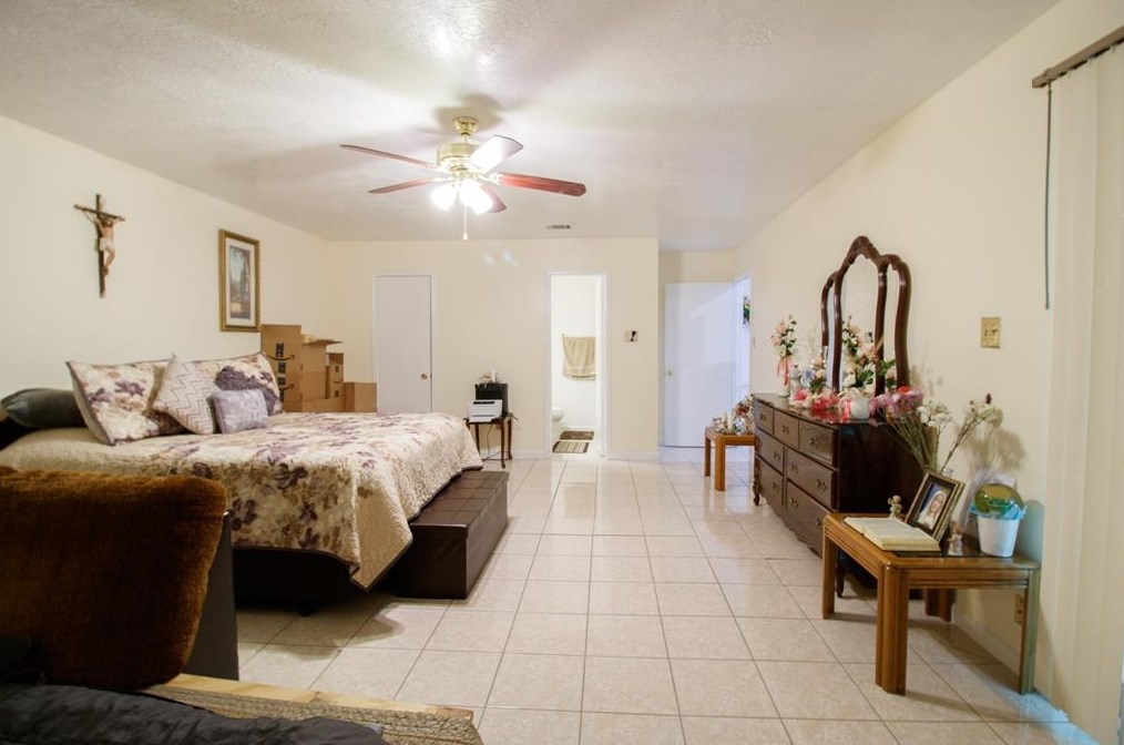 4407 Windrift Dr, Houston TX  77066-3647 exterior