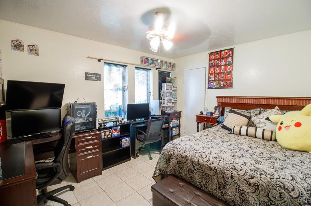 4407 Windrift Dr, Houston TX  77066-3647 exterior