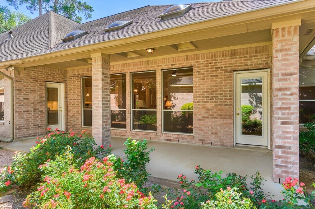 22 E Honey Grove Pl, Spring, TX 77382