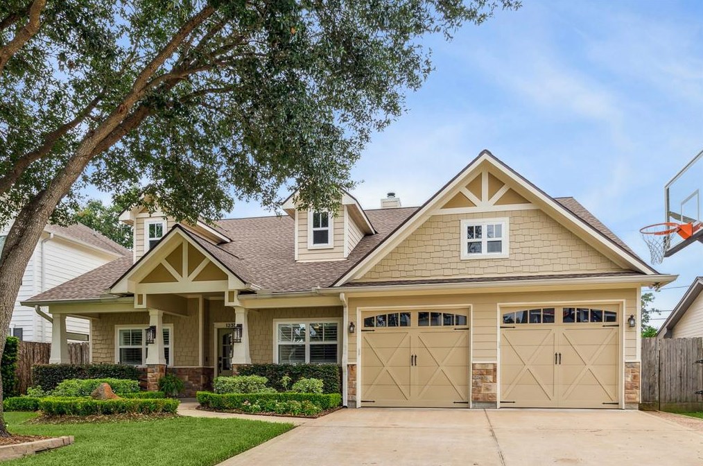 1235 Richelieu Ln, Houston, TX 77018-1911