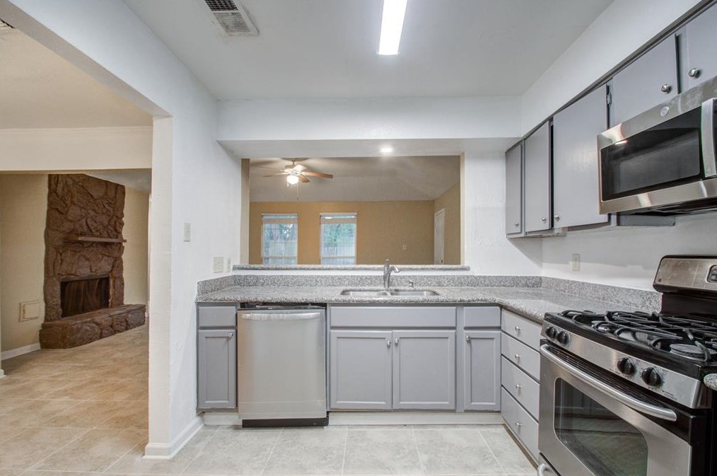 13146 Crystal Cv Dr, Houston TX  77044-1813 exterior