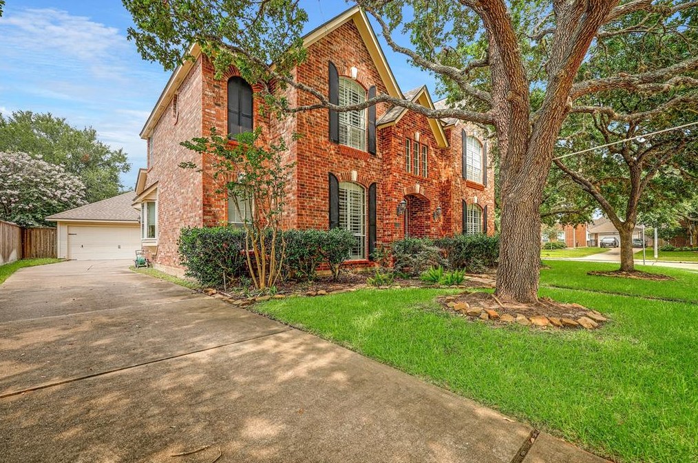 7131 Glenwood Dr, Sugar Land, TX 77479-6270