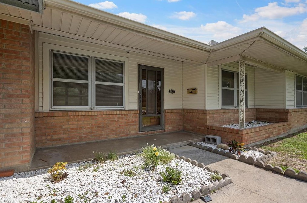 9724 Long Branch Ln, Houston, TX 77055-6102