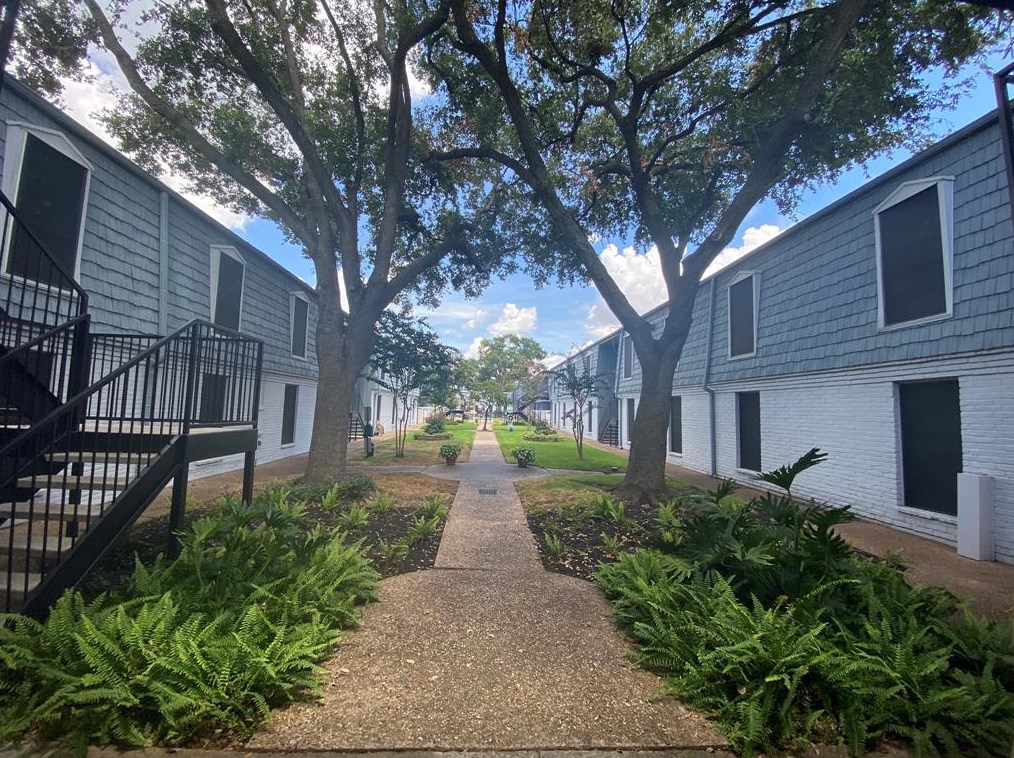 1901 Voss Rd, Houston, TX 77057-2629