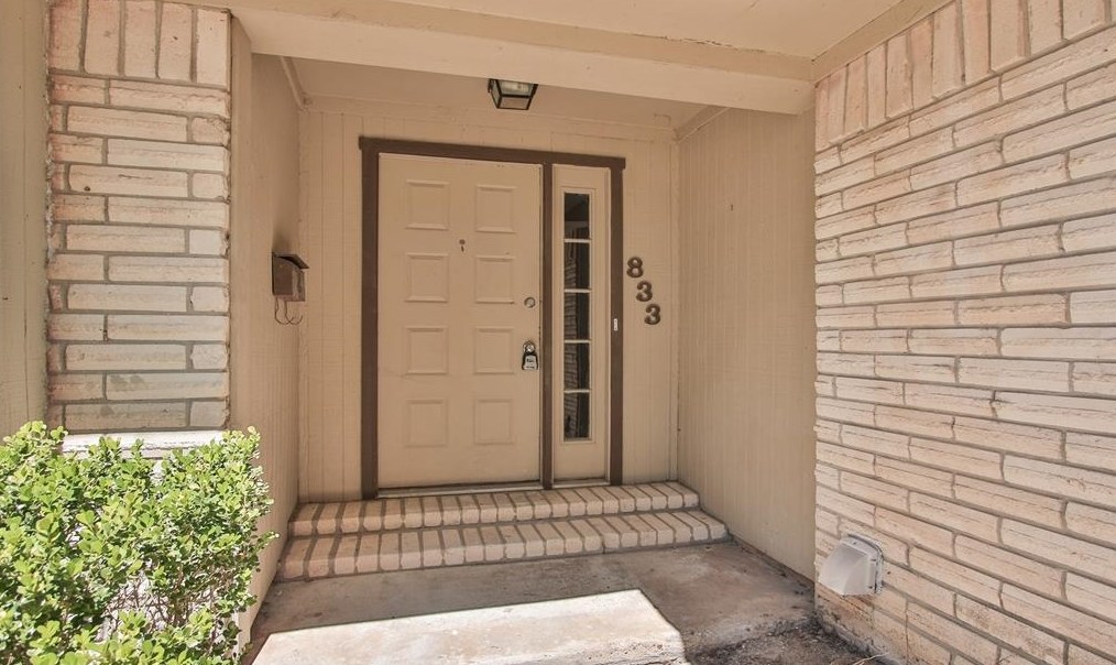 833 Lakeview Dr, Sugar Land, TX 77498