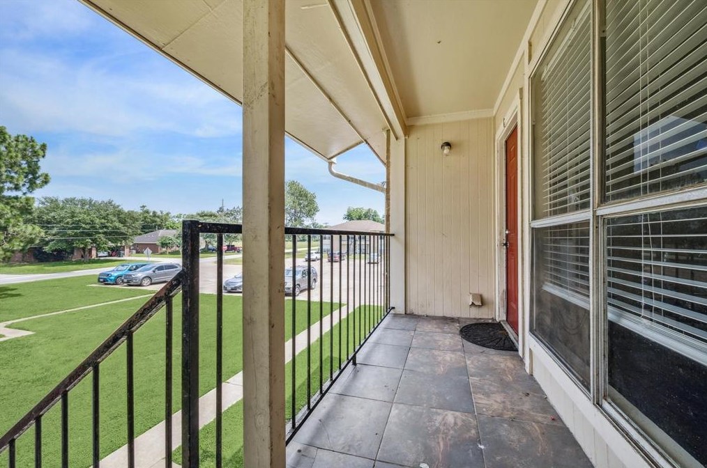119 Lazy Ln, Sealy, TX 77474