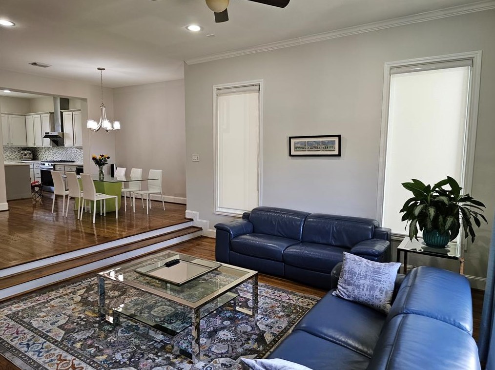 939 Queen Annes Rd, Houston TX  77024-3304 exterior