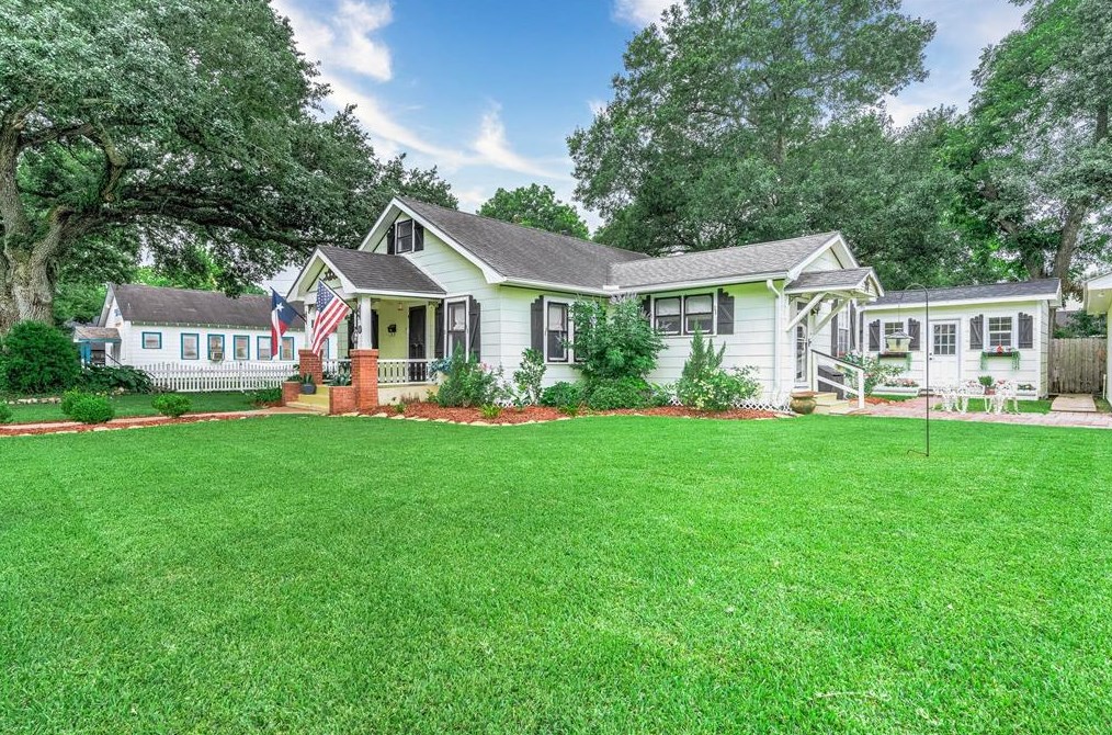 512 Jackson St, Alvin, TX 77511-2742