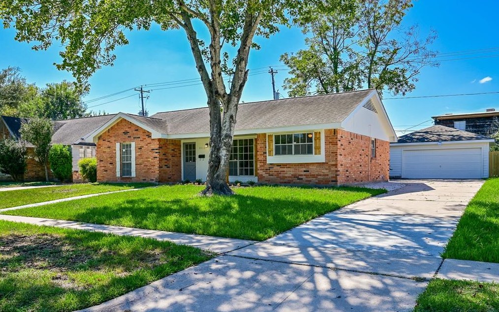 3111 Lazy Spring Dr, Houston, TX 77080-2821