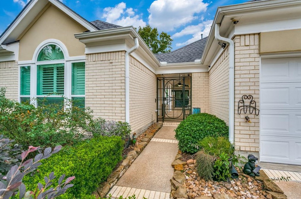 305 Lago Vista St, Kemah, TX 77565