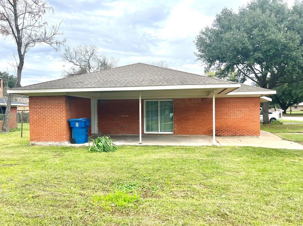 1045 6th St, Hempstead, TX 77445