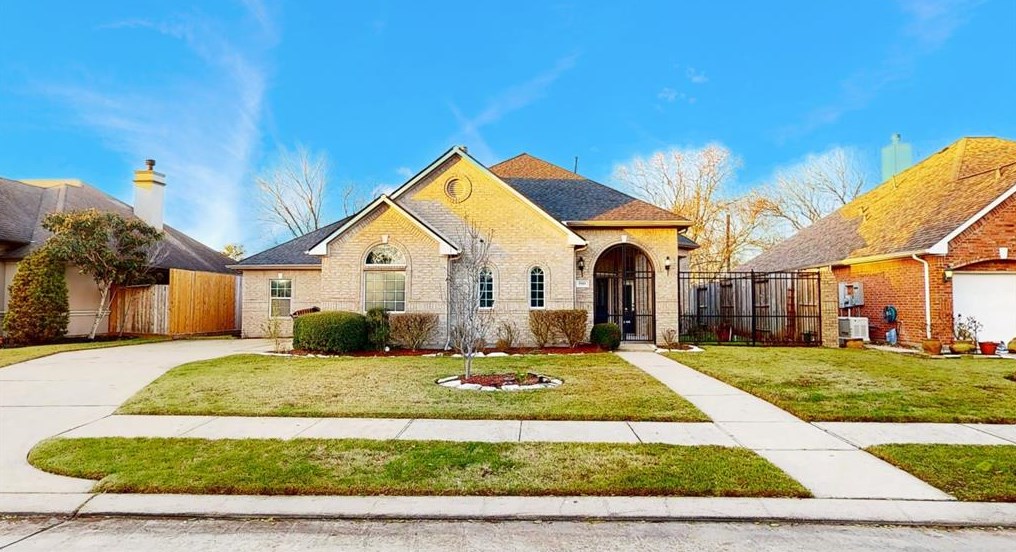 5909 Sawyer Dr, Pearland, TX 77581