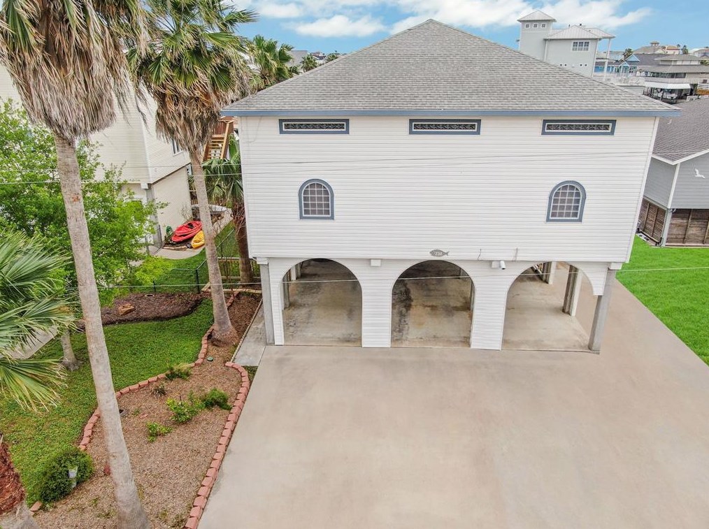 234 Tamana Dr, Galveston, TX 77554-7135