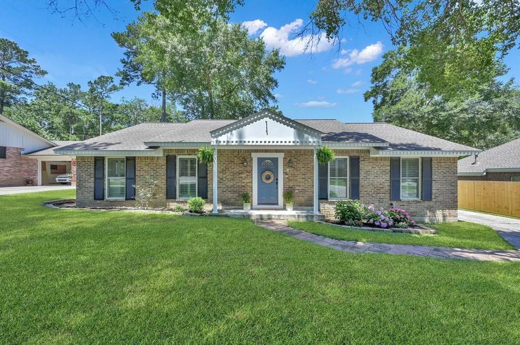 13 Fairway Dr, Conroe, TX 77304-1735