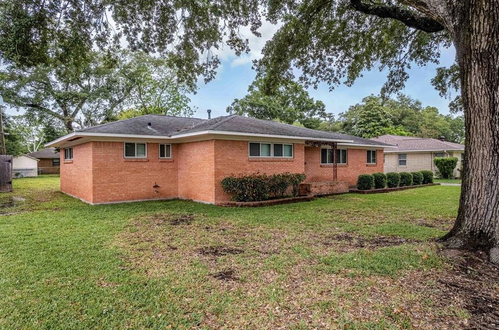 1902 Gillette St, Baytown, TX 77520-3413