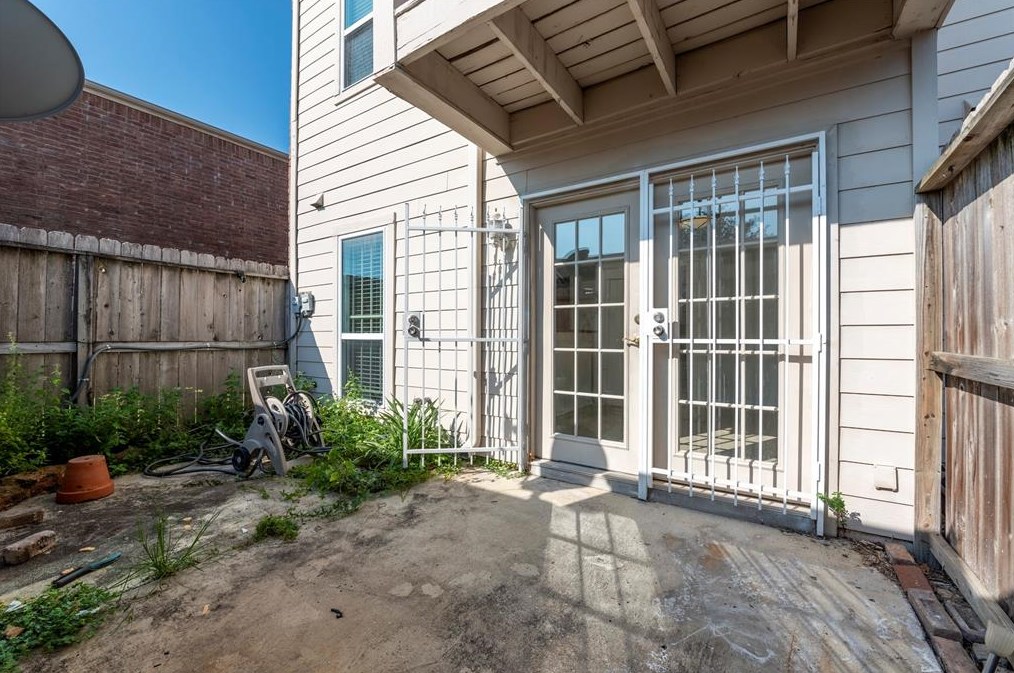 3901 Woodchase Dr, Houston TX  77042-5802 exterior
