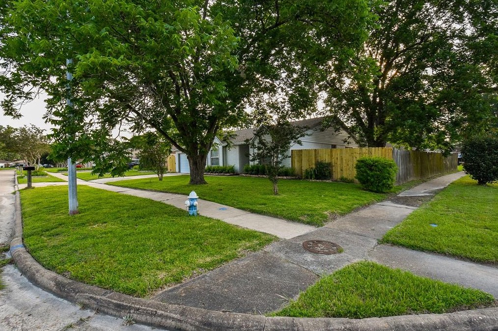 9323 Golden Wood Ln, Houston, TX 77086-2413