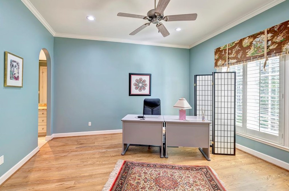 39 Knipp Rd, Houston TX  77024-7114 exterior