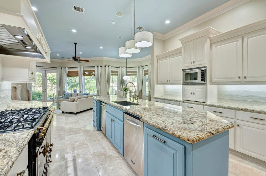 39 Knipp Rd, Houston TX  77024-7114 exterior