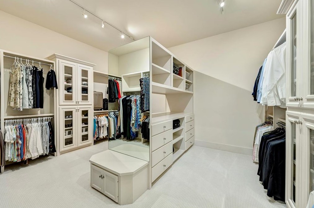 39 Knipp Rd, Houston TX  77024-7114 exterior