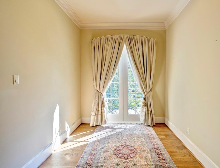 39 Knipp Rd, Houston TX  77024-7114 exterior