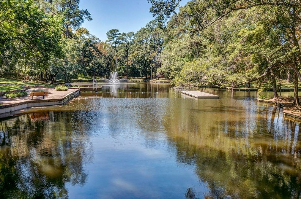 39 Knipp Rd, Houston TX  77024-7114 exterior