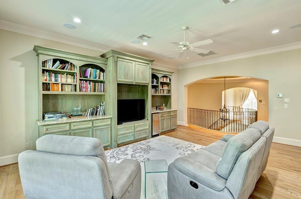 39 Knipp Rd, Houston TX  77024-7114 exterior