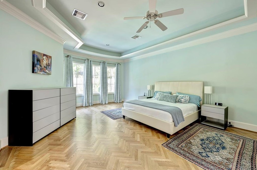 39 Knipp Rd, Houston TX  77024-7114 exterior