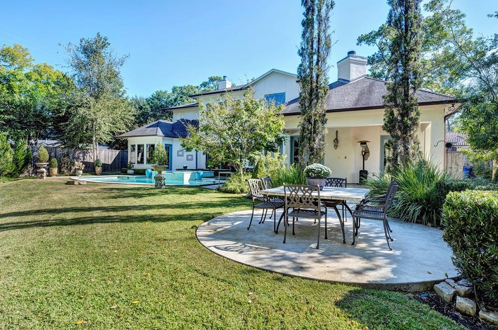 39 Knipp Rd, Houston TX  77024-7114 exterior