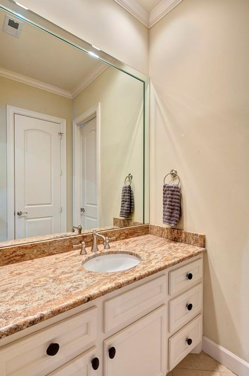 39 Knipp Rd, Houston TX  77024-7114 exterior