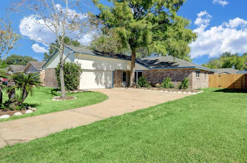 2831 Virginia Colony Dr, Houston, TX 77598-3314