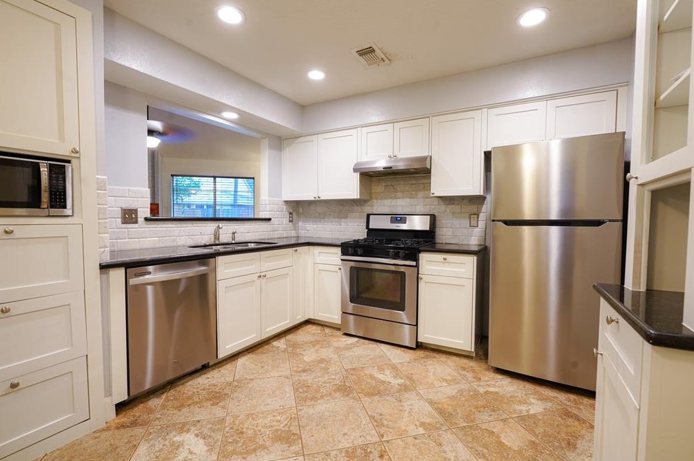 87 Fallshire Dr, Spring TX  77381-3515 exterior
