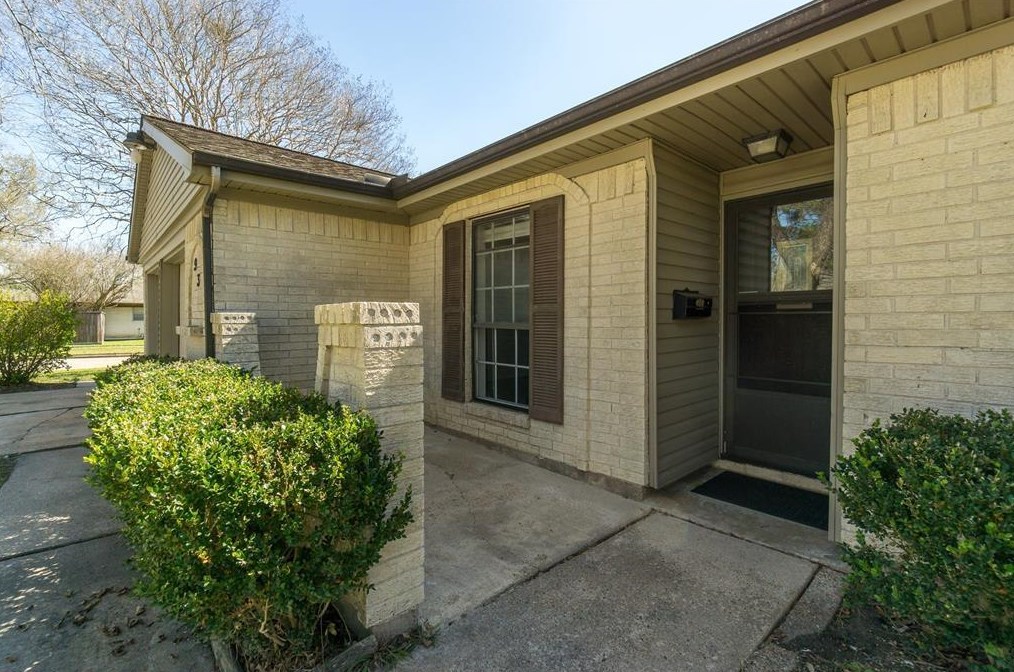 934 Beachcomber Ln, Houston TX  77062-4302 exterior